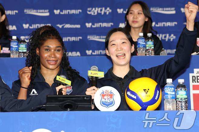 한국도로공사 김세빈(오른쪽), 레티치아 모마가 16일 오후 서울 강남구 청담동 리베라호텔에서 열린 프로배구 진에어 2025-2026 V리그 여자부 미디어데이에서 시즌에 임하는 각오와 포부를 밝히며 구호를 외치고 있다. 2025.10.16/뉴스1 ⓒ News1 이광호 기자