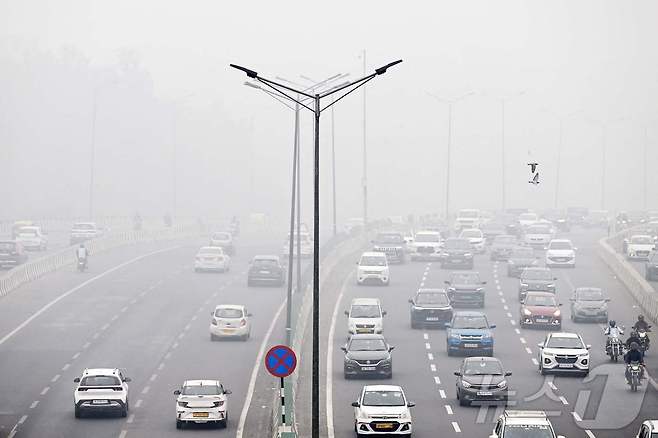 지난해 11월 13일 인도 델리에서 차량들이 짙은 스모그 속을 운행하고 있다. 2024.11.13. ⓒ AFP=뉴스1 ⓒNews1 이정환 기자