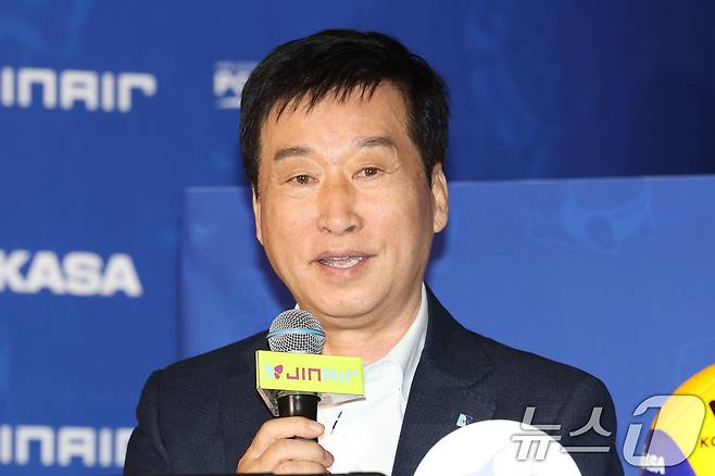 김호철 IBK기업은행 감독이 16일 오후 서울 강남구 청담동 리베라호텔에서 열린 프로배구 진에어 2025-2026 V리그 여자부 미디어데이에서 시즌에 임하는 각오와 포부를 밝히고 있다. 2025.10.16/뉴스1 ⓒ News1 이광호 기자