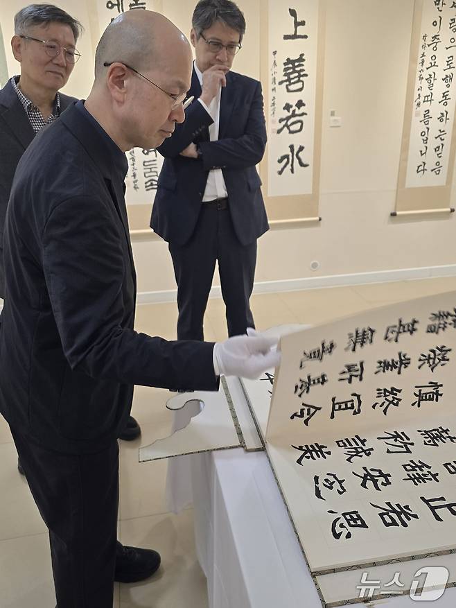 16일 이동천 작가가 '천상운집' 기자간담회에서 필사본 서책을 설명하고 있다. ⓒ 뉴스1 김정한 기자