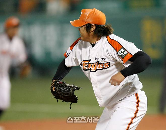 한화 류현진이 2007 준플레이오프 1차전 삼성과 경기에 선발 등판해 6회초 수비를 마친 후 환호하고 있다. 사진 | 스포츠서울 DB