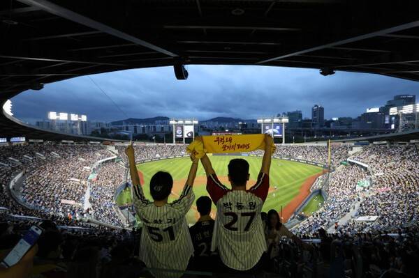 2일&nbsp;오후&nbsp;6시 잠실야구장에서 자체&nbsp;청백전&nbsp;경기 및 한국시리즈 출정식을 진행하는 LG 트윈스. /사진=LG 트윈스