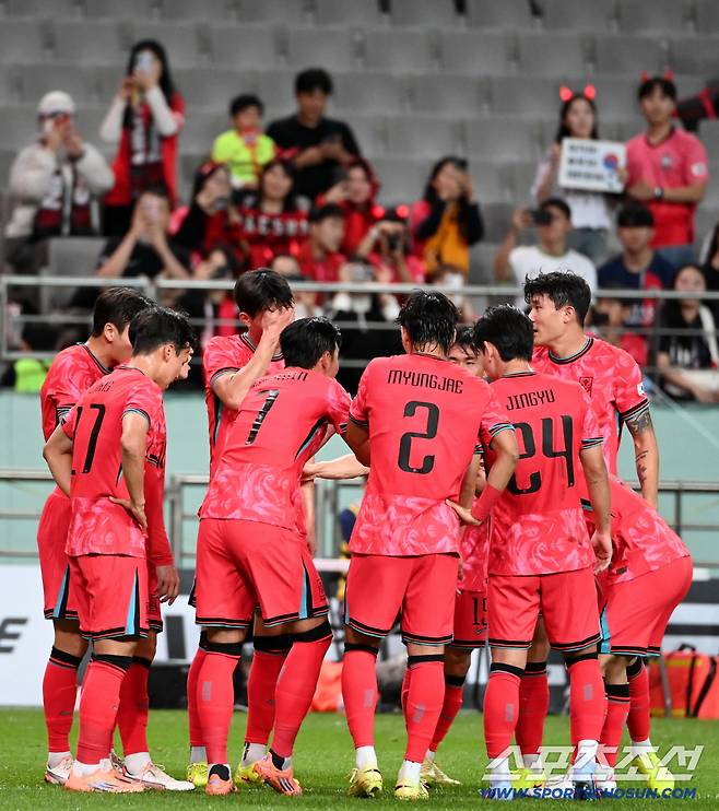 14일 서울월드컵경기장에서 열린 대한민국 축구대표팀과 파라과이의 평가전. 엄지성이 선제골을 터뜨리자 손흥민이 선수들을 불러모아 이야기를 하고 있다. 상암=허상욱 기자wook@sportschosun.com/2025.10.14/
