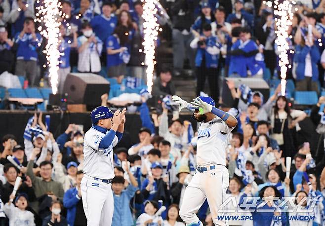 14일 대구 라이온즈파크에서 열린 SSG와 삼성의 준PO 4차전. 8회말 2사 1루 디아즈가 투런포를 친 후 환호하고 있다. 대구=정재근 기자 cjg@sportschosun.com/2025.10.14/