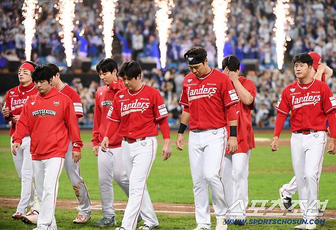 14일 대구 라이온즈파크에서 열린 SSG와 삼성의 준PO 4차전. 삼성이 5대2로 승리하며 시리즈 전적 3승 1패로 플레이오프에 진출했다. SSG 선수들이 고개 숙이고 있다. 대구=정재근 기자 cjg@sportschosun.com/2025.10.14/