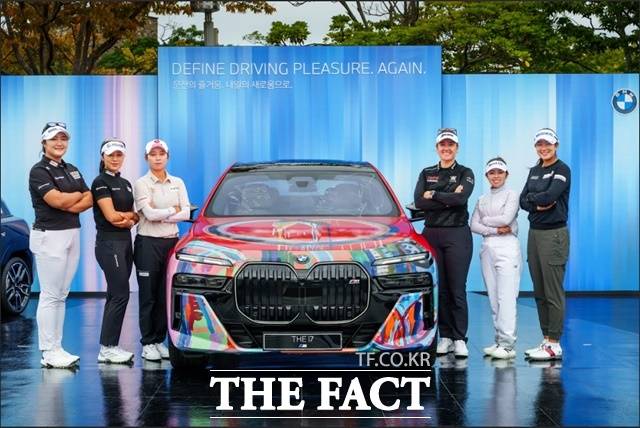 국내 유일의 미국 여자프로골프(LPGA) 정규 투어 대회인 'BMW 레이디스 챔피언십 2025'가 10월 16일(목)부터 나흘간 전라남도 해남군에 위치한 파인비치 골프링크스에서 개최될 예정이다. 사진은 본 대회에 앞서 15일 갤러리 플라자에서 진행된 공식 포토콜 행사의 유해란, 윤이나, 김효주, 한나 그린(호주), 야마시타 미유(일본), 김아림(왼쪽부터)./‘BMW 레이디스 챔피언십 대회 조직위원회