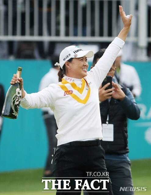 2023년 BMW 레이디스 챔피언십에서 정상에 오른 호주 교포 이민지가 우승을 확정한 뒤 샴페인을 들고 환호하는 모습./뉴시스