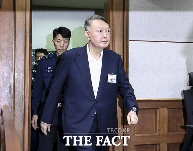 윤석열 전 대통령이 9월 26일 서울 서초구 서울중앙지방법원에서 열린 '특수공무 집행 방해, 직권남용 권리행사 방해 혐의' 첫 재판에 출석하고 있다. 2025.9.26 사진공동취재단