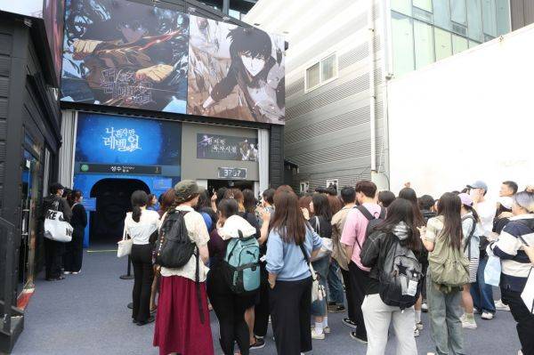 지난해 성수에서 개최한 '2024 월드 웹툰 페스티벌'을 찾은 방문객들의 모습. 롯데백화점 제공.