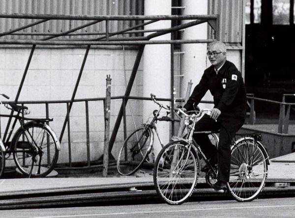 김우중 전 대우그룹 회장이 1988년 대우조선해양 옥포조선소 현장을 자전거로 다니는 모습.
