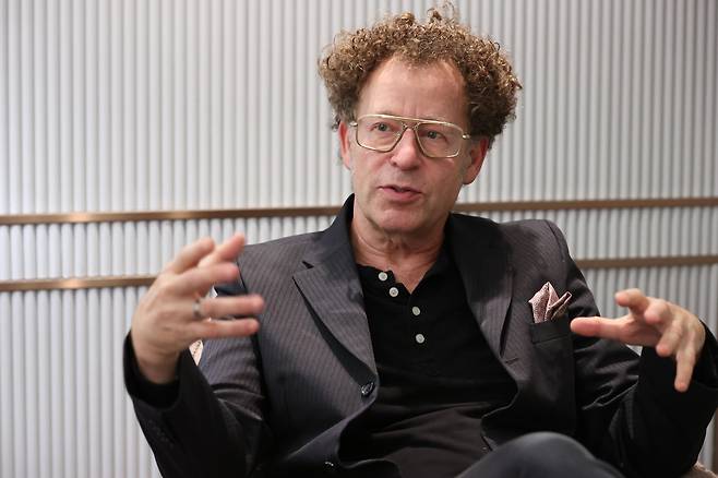 켄 골드버그 UC버클리 산업공학과 교수 겸 AI 연구소 위원장이 지난달 27일 서울 중구 웨스틴조선호텔에서 열린 국내 최대 테크 콘퍼런스 ‘스마트클라우드쇼 2025' 직후 조선비즈와 인터뷰를 하고 있다./조선비즈