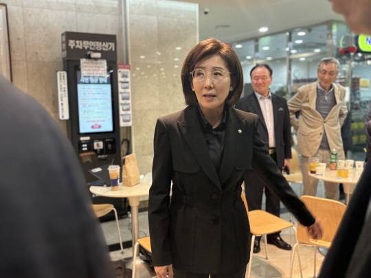 나경원 국민의힘 의원이 지난 15일 이상민 전 국회의원 빈소에 들어서고 있다. 최다인 기자