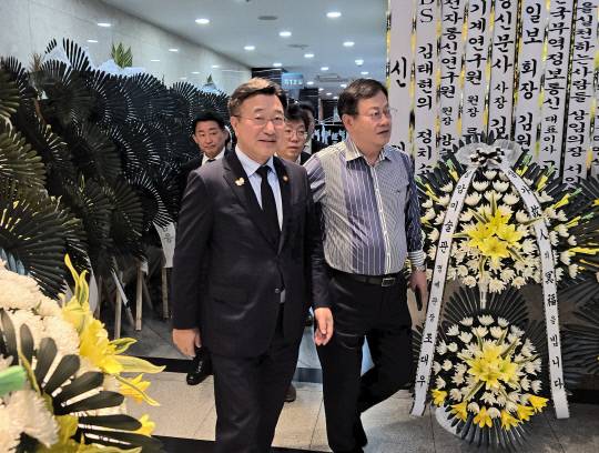 윤호중 행정안전부 장관이 16일 밤 대전 서구 을지대병원에 마련된 고(故) 이상민 전 국회의원(국민의힘 대전시당위원장)의 조문을 마친 뒤  빈소에서 나가고 있다. 이성현 기자