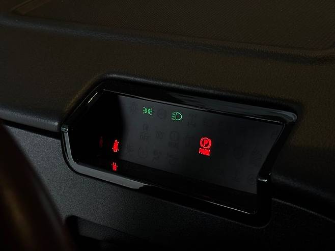 스티어링 휠 뒤편에 위치한 전조등 및 경고등 알림 화면. 이를 제외한 계기판 정보는 중앙 디스플레이에 표시된다. ⓒ데일리안 편은지 기자