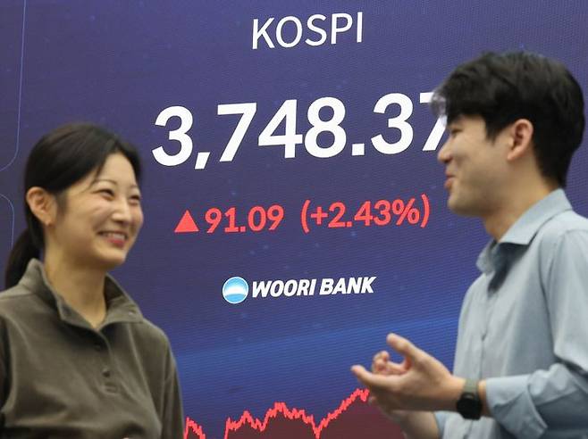 코스피가 사상 처음으로 3천700선을 뚫은 16일 서울 중구 우리은행 본점 딜링룸에서 딜러들이 대화를 나누 고있다. ⓒ연합뉴스