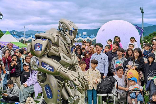 지난해 열린 ‘남원국제드론제전 with 로봇’에서 관람객들이 춤과 노래, 언어 소통이 가능한 로봇 ‘타이탄’의 공연을 관람하고 있다. 올해 행사는 16일부터 19일까지 열린다. 남원시 제공