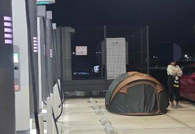 양양 하조대 해수욕장 전기차 충전소에서 한 여성이 텐트를 치고 캠핑을 하며 충전 방해 논란이 일었다. 경찰이 출동해 이동 조치했다. 사진출처=보배드림