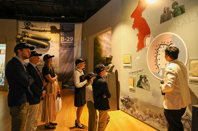 워커장군 후손들(워커 장군 손자 샘 워커 워커 2세 부부, 증손녀 부부, 고손자, 고손녀)이 전쟁기념관 6·25전쟁Ⅰ실 낙동강지구전투 섹션에서 전시해설을 듣고 있다.