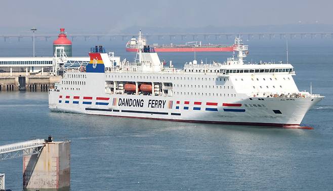 인천항 국제여객부두로 선사 단동훼리(단동국제항운유한공사)의 2만4748t급 카페리 ‘오리엔탈 펄 8호’가 입항하고 있다. 뉴스1
