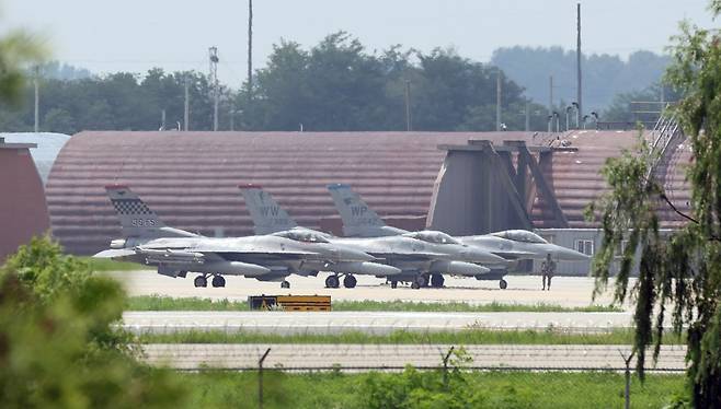 ‘을지 자유의 방패(UFS·을지프리덤실드) 2025년 훈련’을 실시한 경기 평택시 주한미군 오산공군기지에서 F-16 전투기가 이륙 준비를 하고 있다. 뉴스1