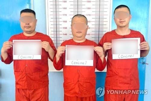 ‘온라인 스캠’ 범죄조직과 전쟁에 나선 캄보디아 당국 합동단속반이 지난 8월 캄폿주에서 펼친 단속 작전에서 체포한 중국인들을 캄보디아 국영 AKP통신이 보도했다. 연합뉴스