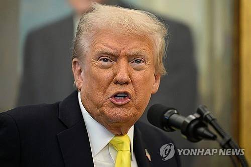 도널드 트럼프 미국 대통령이 15일(현지시간) 미국 워싱턴DC 백악관 대통령 집무실에서 열린 한 행사에서 발언하고 있다. AP 연합뉴스