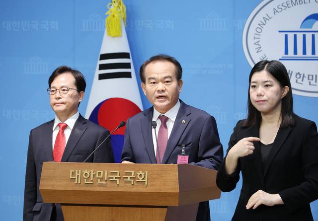 16일 국회 소통관에서 김현지 대통령실 제1부속실장으로부터 피해 받았다고 주장하는 국민의힘 소속 이덕수(가운데) 경기도 성남시의원이 기자회견을 하고 있다. 해당 기자회견엔 같은 당 진종오 국회의원이 배석했다.<연합뉴스 사진>