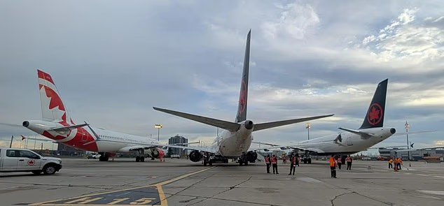 토론토 피어슨 공항에서 보잉 737 맥스가 주기 중인 모습. X 갈무리