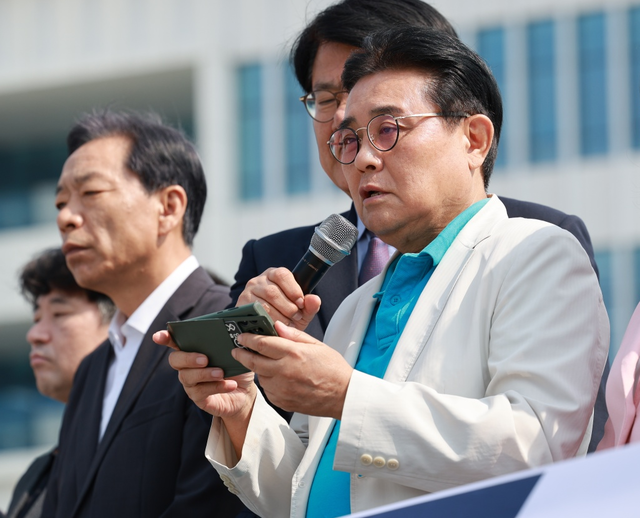 새미래민주당 지도부가 지난 10월 1일 충북 제천 제천국제한방·천연물산업엑스포 개최 현장에서 최고위원회의를 연 가운데 전병헌 당대표가 발언하고 있다.<새미래민주당 제공 사진 갈무리>