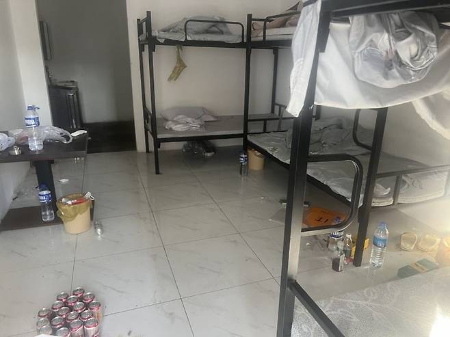 16일 캄보디아 따게우주에 위치한 태자단지 내 숙소. 미처 챙기지 못한 옷가지들이 널브러져 있다. 사진=김준석 특파원