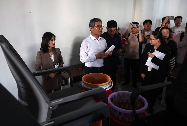 김진아 외교부 2차관과 박성주 경찰청 국가수사본부장이 16일(현지시간) 캄보디아 온라인스캠범죄단지로 알려진 태자단지를 방문해 현장점검하고 있다. 뉴스1