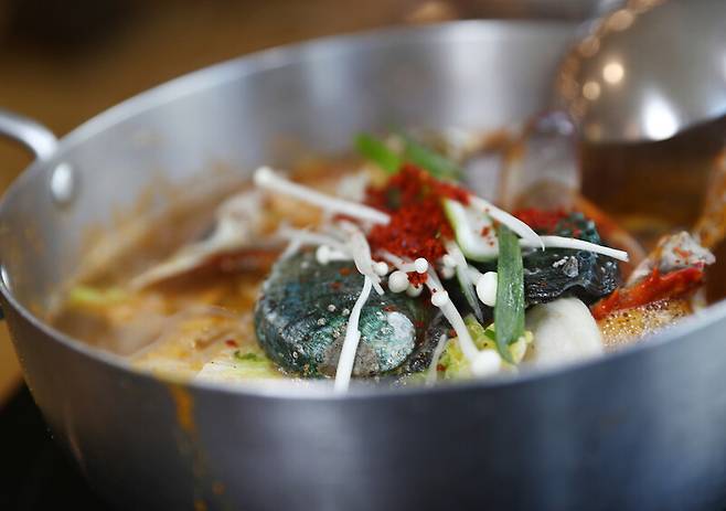 태안에 있는 식당 \'생생왕꽃게\'의 게국지. 박미향 기자