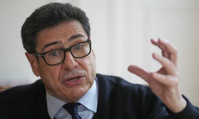 올해 노벨경제학상을 공동 수상한 필리프 아기옹 교수가 13일(현지시각) 프랑스 파리에서 노벨 경제학상 수상 후 에이피통신과 인터뷰하고 있다. 파리/AP 연합뉴스