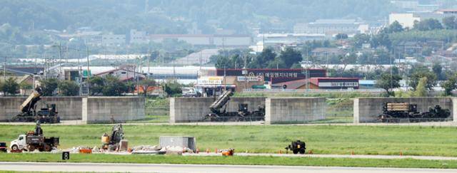 이재명 대통령과 도널드 트럼프 미국 대통령의 한미 정상회담이 하루 앞으로 다가온 가운데 경기 평택시 주한미군 오산공군기지에 패트리엇(PAC-3) 미사일이 배치되어 있는 모습. 뉴스1