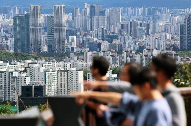 16일 오후 서울 남산에서 바라본 아파트 단지 모습. 뉴스1