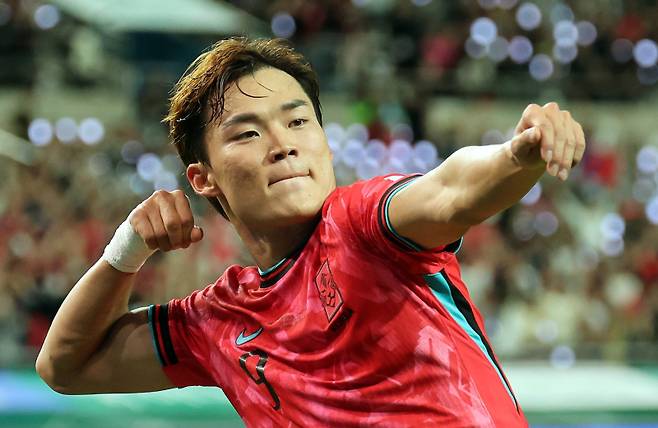 추가골 오현규의 세리머니 (서울=연합뉴스) 이동해 기자 = 14일 서울 마포구 서울월드컵경기장에서 열린 한국과 파라과이 축구 대표팀의 친선경기. 오현규가 추가골을 넣은 뒤 세리머니를 하고 있다. eastsea@yna.co.kr/2025-10-14 21:34:18/ <저작권자 ⓒ 1980-2025 ㈜연합뉴스. 무단 전재 재배포 금지, AI 학습 및 활용 금지>