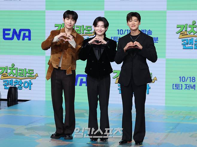 가수 손태진, 김용빈, 박지현이 16일 오전 서울 마포구 쇼킹케이팝센터에서 열린 ENA 예능 '길치라도 괜찮아' 제작발표회에 참석해 포토타임을 갖고 있다. '길치라도 괜찮아'는 갈팡질팡 길치들을 위한 백만 여행 크리에이터들의 맞춤 설계, 그 특별한 루트를 대표 길치 연예인들이 직접 떠난다! 오는 18일 저녁 7시 50분 첫 방송. 서병수 기자 qudtn@edaily.co.kr /2025.10.16/