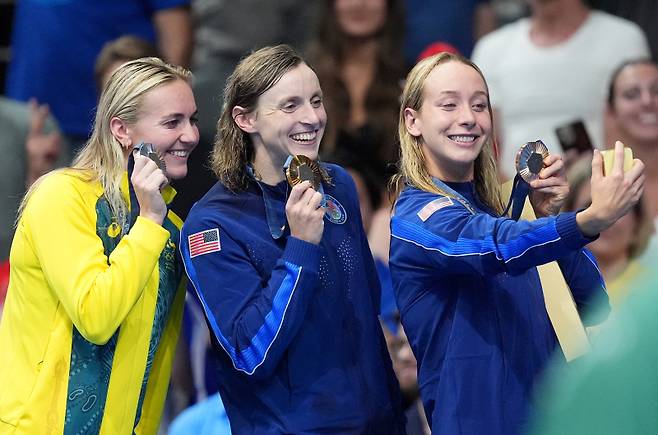 <yonhap photo-3194=""> Gold Medalist Katie Ledecky of Team United States (C), Silver Medalist Ariarne Titmus of Team Australia (L) and Bronze Medalist Paige Madden of Team United States (R) pose on the podium during the Swimming medal ceremony after the Women's 800m Freestyle Final at the Paris 2024 Olympics at the Arena Le Defense in Paris, France on Saturday, August 3, 2024. Photo by Richard Ellis/UPI/2024-08-04 07:48:04/ <저작권자 ⓒ 1980-2024 ㈜연합뉴스. 무단 전재 재배포 금지, AI 학습 및 활용 금지></yonhap>