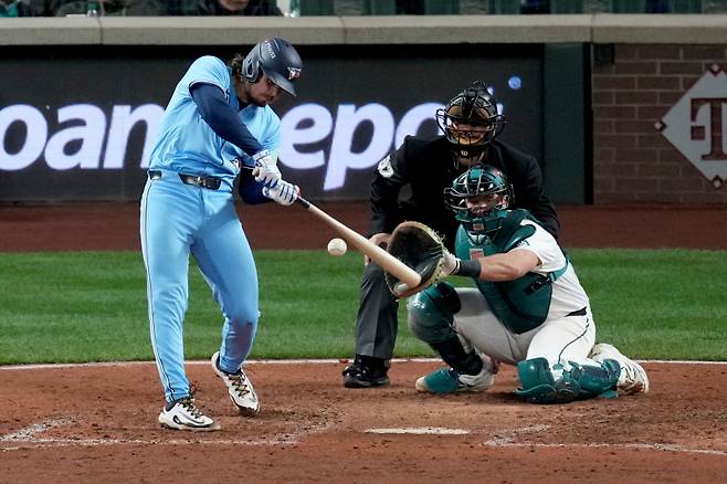 16일(한국시간) 미국 워싱턴주 T-모바일 파크에서 열린 시애틀 매리너스와의 아메리칸리그 챔피언십 시리즈(ALCS·7전 4승제) 3차전에서 홈런을 때려내는 토론토 애디슨 바거의 타격 모습. [AP=연합뉴스]