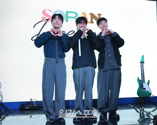 밴드 소란(서면호, 고영배, 이태욱)이 16일 오후 서울 마포구 엠피엠지에서 열린 새 EP 앨범 'DREAM(드림)' 발매 기념 쇼케이스에 참석해 포토타임을 갖고 있다. 서병수 기자 qudtn@edaily.co.kr /2025.10.16/