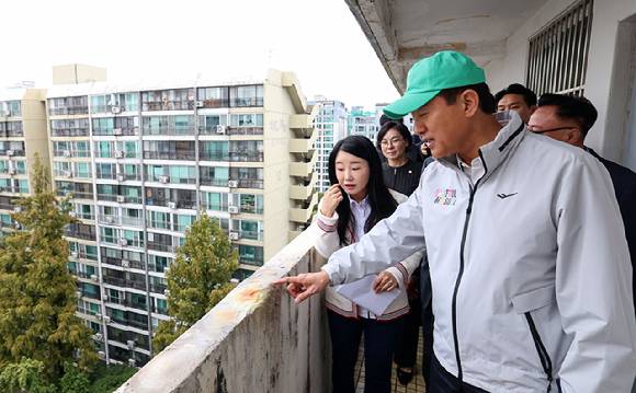 서울시가 자치구 건축 심의에서 법령 근거 없이 과도하게 지정됐던 심의 대상을 대폭 축소했다. 사진은 오세훈 서울시장이 13일 서울 강남권의 대표 노후 단지인 은마아파트를 방문해 시설을 둘러보고 있는 모습. [사진=연합뉴스]
