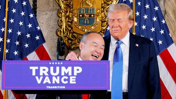 도널드 트럼프 미국 대통령 당선인이 지난해 12월 미국 플로리다주 마러라고에서 진행한 당선 후 첫 기자회견에 손정의 소프트뱅크 회장과 함께 입장해 회견을 진행하고 있다. 로이터=연합뉴스