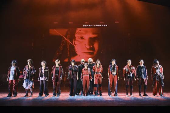 고대 그리스 비극을 그린 연극 ‘안트로폴리스’ 5부작 중 1부인 '프롤로그/디오니소스’ 공연 모습. 사진 국립극단