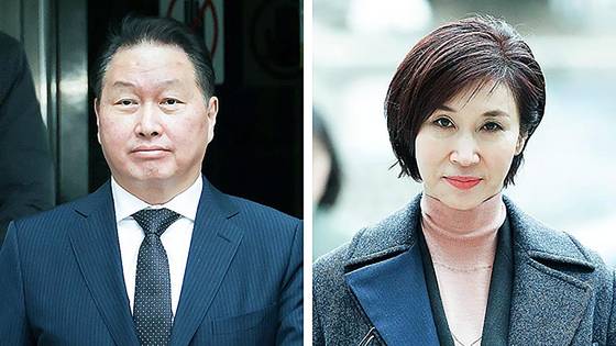 최태원 SK그룹 회장(왼쪽)이 지난해 3월 12일 서울 서초구 고등법원에서 열린 노소영 아트센터 나비 관장과의 이혼 관련 항소심 변론기일을 마치고 차량으로 향하고 있다(공동취재). 오른쪽은 항소심 변론기일에 출석하는 노소영 아트센터 나비 관장. 뉴스1