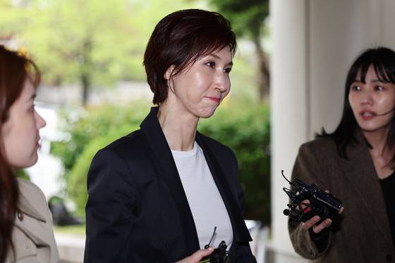 노소영 아트센터 나비 관장이 지난해 4월 16일 오후 서울 서초구 서울고등법원에서 열린 SK 최태원 회장과의 이혼 소송 항소심 공판에 출석하고 있다. 연합뉴스