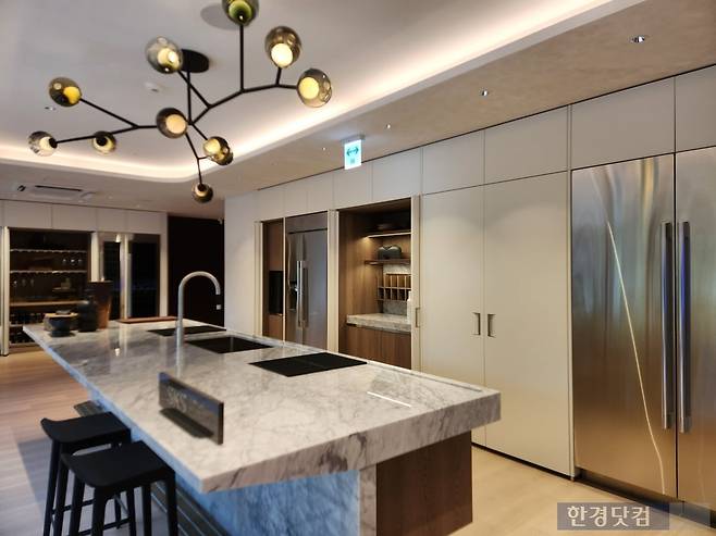 LG전자 초프리미엄 빌트인 가전 브랜드 전시공간 'SKS 서울'에 조성된 주방공간. 사진=김대영 기자