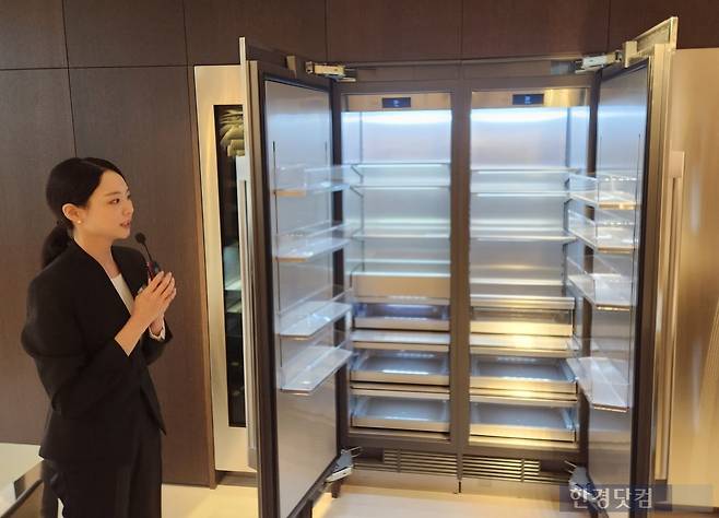 LG전자 초프리미엄 빌트인 가전 브랜드 전시공간 'SKS 서울' 관계자가 15일 오후 서울 강남구 논현동 SKS 서울에서 제품을 설명하고 있다. 사진=김대영 기자