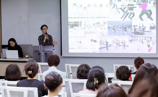 문훈숙 유니버설발레단장이 아르떼 살롱에서 강연하고 있다. 최혁 기자