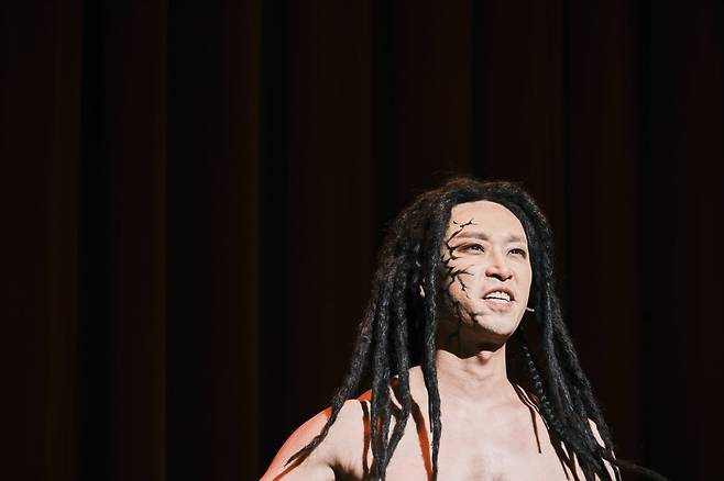 연극 '프롤로그/디오니소스'에 등장하는 디오니소스./사진=국립극단