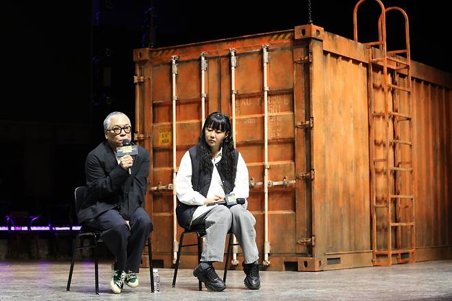 윤한솔 연출이 16일 서울 중구 국립극단 명동예술극장에서 열린 '안트로폴리스 Ⅰ, Ⅱ' 통합 기자간담회에서 작품을 소개하고 있다. 오른쪽은 김수정 연출. /사진=연합뉴스